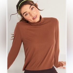 Old Navy UltraLite Performance Cropped Ribbed Turtleneck Top